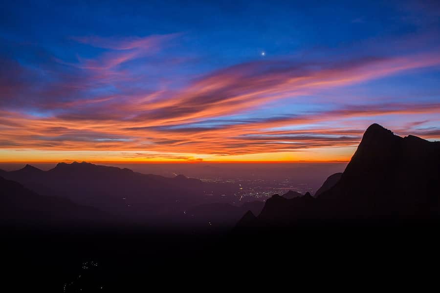 Starry pre-dawn sky over Kolukkumalai